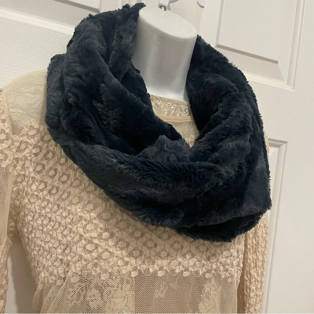 Anthropologie Women Elegant Ultra Soft and Warm Faux Fur Infinity Cowl Scarf